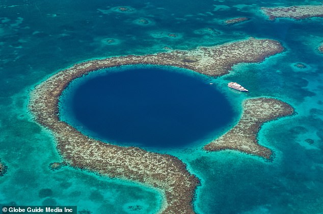 Im Bild das Great Blue Hole in Belize, Mittelamerika, das als einer der besten Tauchplätze der Welt beschrieben wird