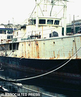 Er brachte 1972 sein berühmtes Forschungsschiff, die Calypso (im Bild), mit, um die Tiefen des Erdlochs zu untersuchen