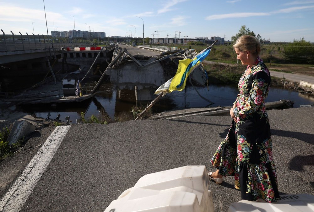 Sophie besucht die Romanviska-Brücke in der Ukraine