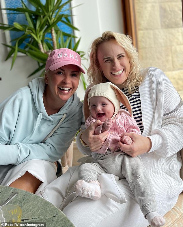 Sie und ihre Verlobte Ramona Agruma begrüßten im November 2022 ihre Tochter Royce per Leihmutter (Trio im Bild)