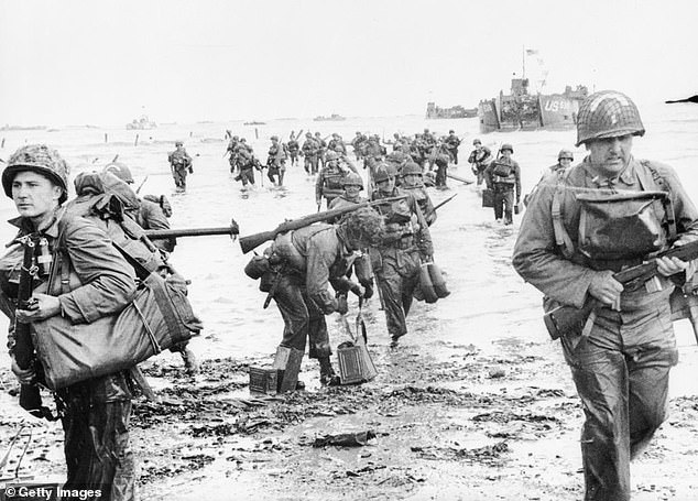 Hier sieht man US-Sturmtruppen bei der Landung am Strand von Omaha während der Invasion in der Normandie am 6. Juni 1944