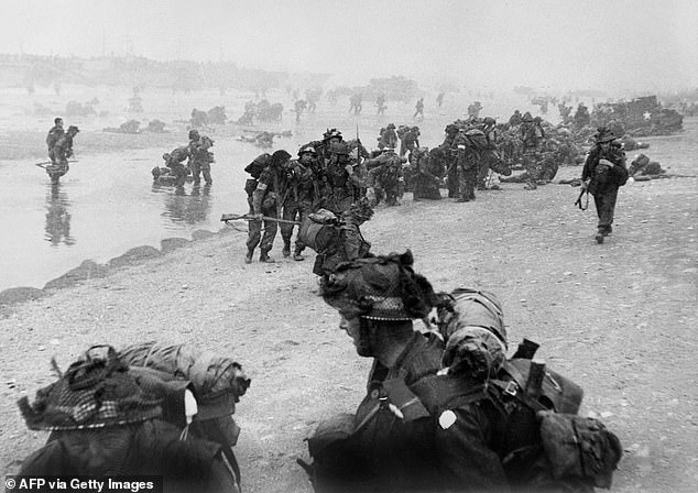 Britische Truppen beziehen während des D-Day am 6. Juni 1944 Stellungen am Sword Beach, nachdem alliierte Streitkräfte die Strände der Normandie gestürmt haben