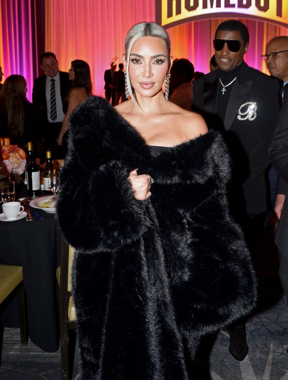 Kim Kardashian debütiert Tage nach dem Blondieren ihrer Haare in Platinblond mit einem pastellrosa Pixie-Schnitt