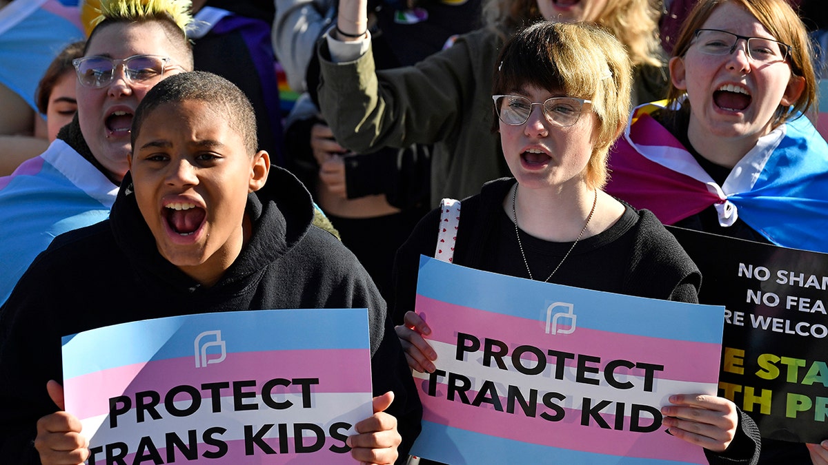 Kinder protestieren für Transgender-Rechte