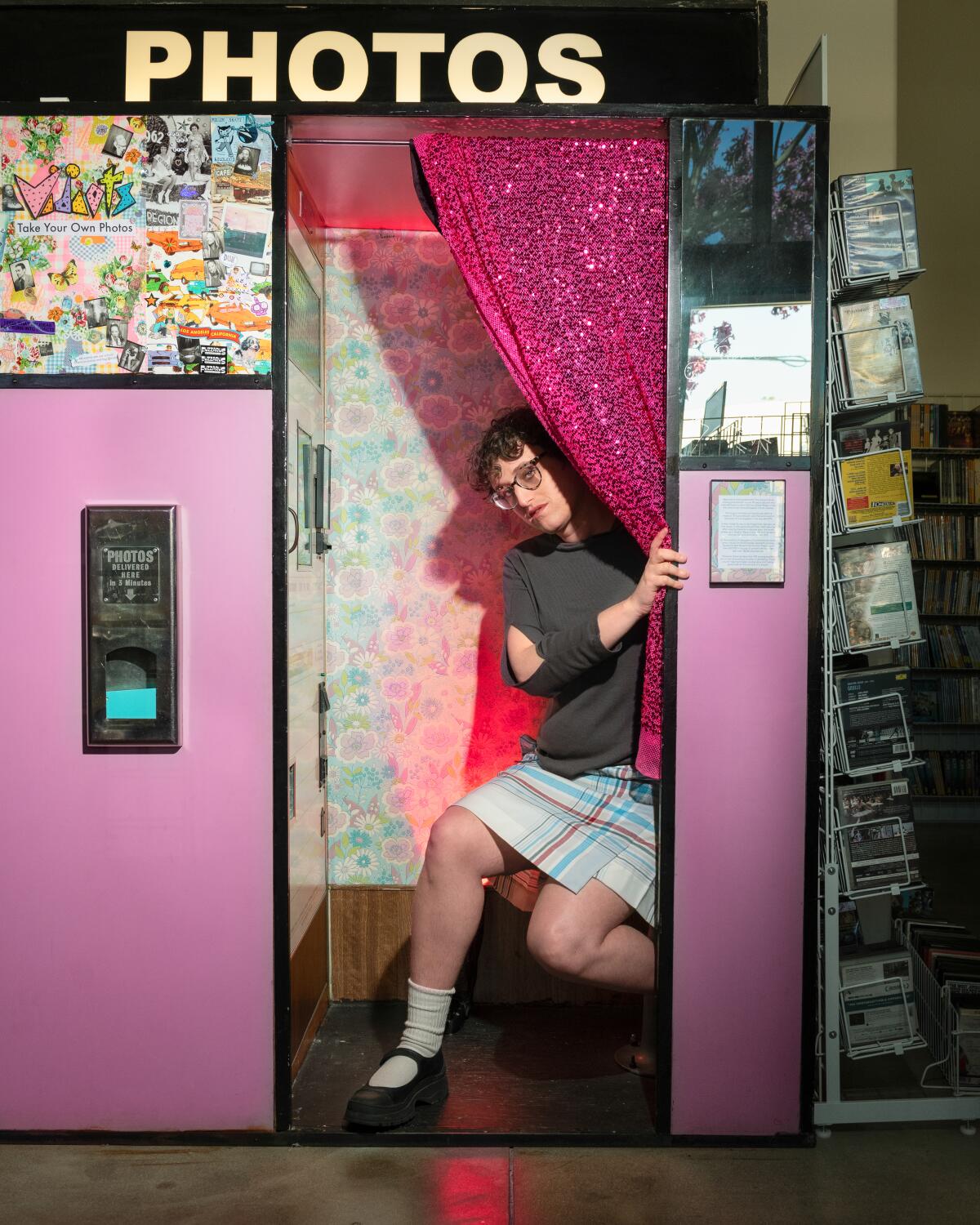 Ein Filmemacher posiert in einer Fotokabine.