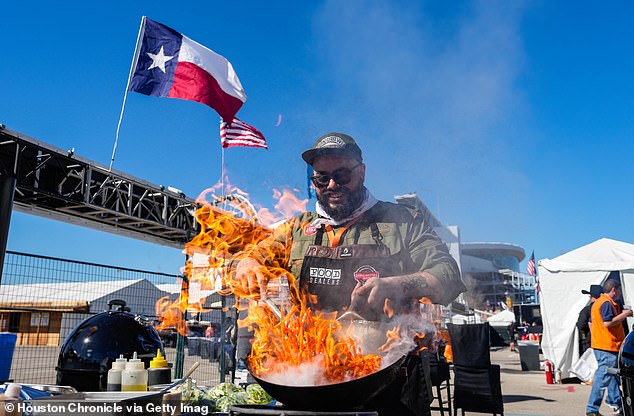 Barbecue ist ein wesentlicher Bestandteil des Lebens im Süden, schreibt Andrew.  Im Bild: Ein Koch bereitet im Februar ein Gericht beim Houston Livestock Show & Rodeo World's Championship Bar-B-Que-Wettbewerb zu
