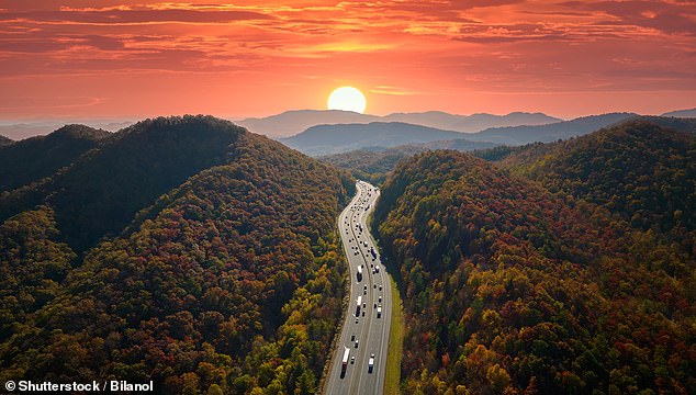 Der Roadtrip beinhaltet eine Fahrt durch die Smoky Mountains in Richtung North Carolina.  Im Bild: die Autobahn I-40 in North Carolina, die durch die Appalachen nach Asheville führt