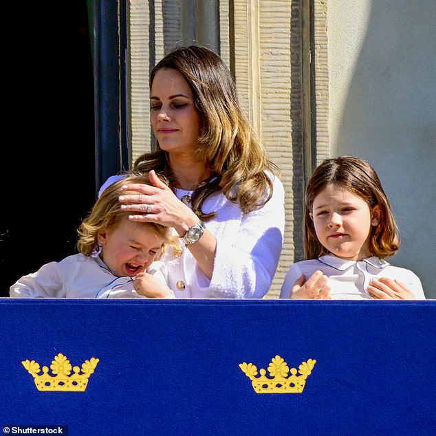 Prinzessin Sofia tröstet ihren jüngsten Sohn, der heute unruhig auf dem königlichen Balkon steht