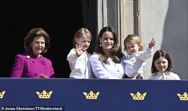 Prinz Julian wurde zum Geburtstag seines Großvaters von seinen Geschwistern, Prinz Gabriel und Prinz Alexander, begleitet