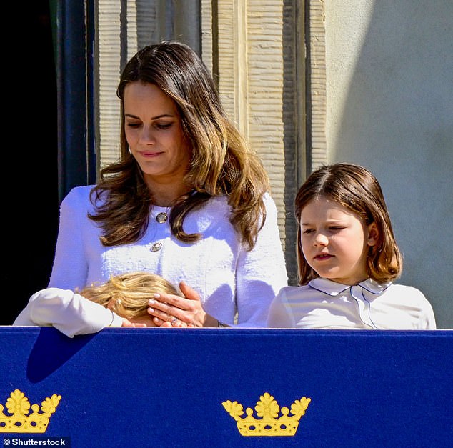 Prinz Julian, drei, schmiegt sich heute auf dem Balkon des königlichen Palastes in Stockholm an die Brust seiner Mutter