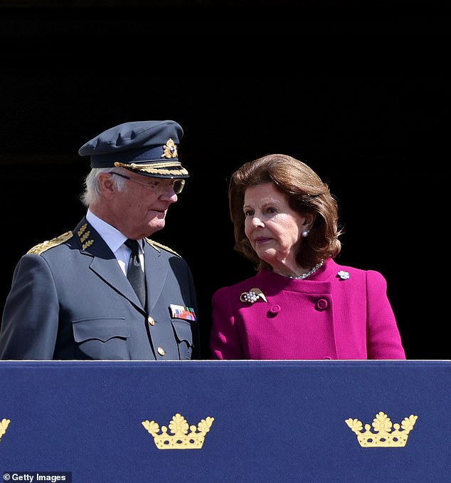 Die schwedische Königsfamilie war in Topform, als sie den Gratulanten zuwinkte, die an seinem Geburtstag einen Blick auf den König werfen wollten
