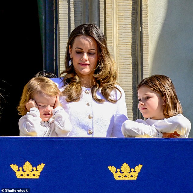 Der jüngste Sohn von Prinzessin Sofia, Prinz Julian, reibt sich die Augen, als er heute auf dem Balkon des Palastes steht