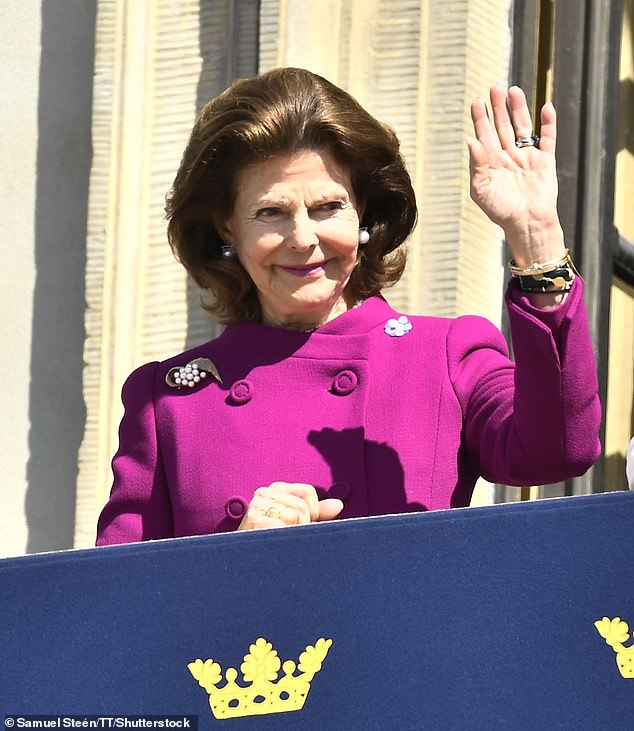 Königin Silvia von Schweden sah schick aus, als sie anlässlich des besonderen Tages ihres Mannes eine leuchtend fuchsiafarbene Knopfjacke trug