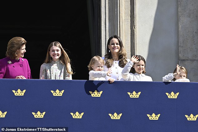 Prinzessin Estelle lächelt in die Kameras, während sie mit ihrer Großmutter Königin Silvia spricht