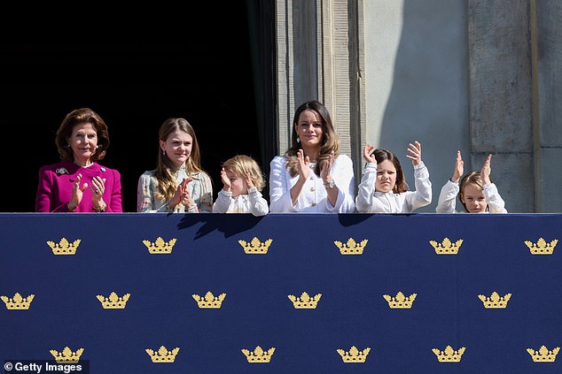 Die Royals klatschten und lächelten für die Menschenmenge, die sich versammelt hatte, um dem König alles Gute zum Geburtstag zu wünschen