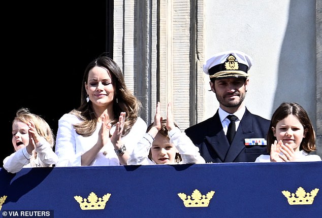 Prinz Carl Philip sah in seiner Marineuniform adrett aus, als er sich seiner Frau und seinen drei Kindern anschloss