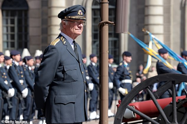 König Carl XVI. Gustaf steht an seinem 78. Geburtstag vor dem Palast