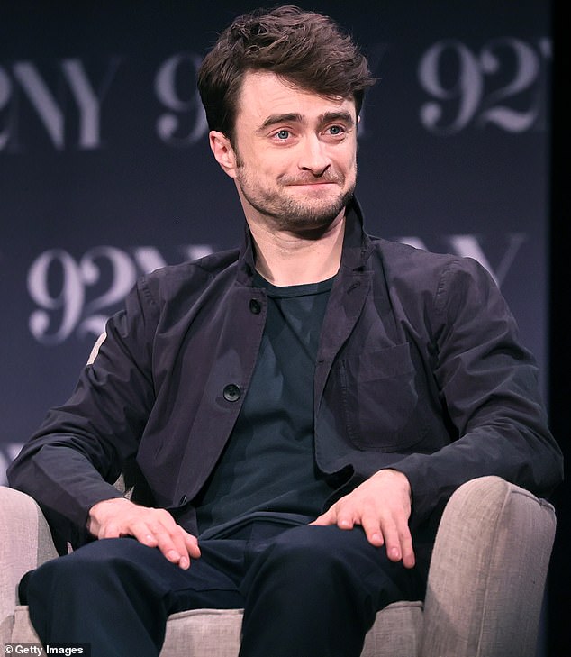 Daniel Radcliffe ist für seine Rolle in einer Wiederaufnahme von „Merrily We Roll Along“, für die er im 92nd Street Y wirbt, als bester Nebendarsteller in einem Musical nominiert