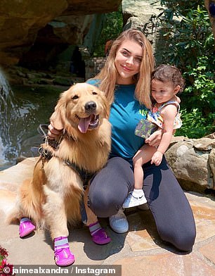 Jaime mit ihrer Tochter und dem Diensthund Everest