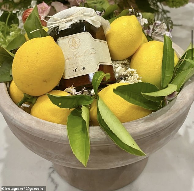 Garcelle Beauvais packte sich Glas Nummer 15 ein und lud ein Bild der Marmelade hoch, die auf einem Strauß leuchtend gelber Zitronen ruht