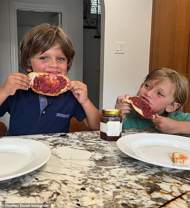 Heather Dorak hat heute auf Instagram ein Bild gepostet, auf dem ihre beiden Söhne Noah und Cody die American Riviera Orchard-Marmelade essen, und sagt, sie sei „von Kindern getestet und von der Mutter genehmigt“ worden.