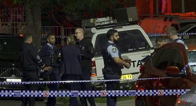 Die NSW-Polizei wurde im Haus im Zentrum der Schießerei und am Unfallort des ausgebrannten Autos gesehen