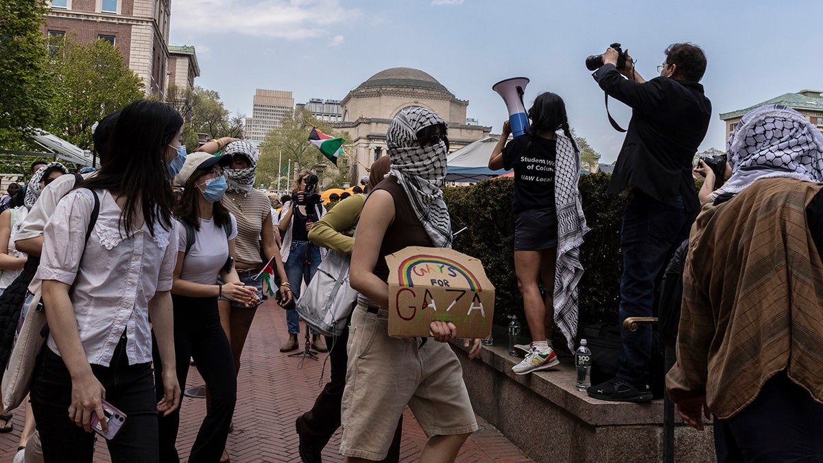 Studentendemonstranten marschieren um ihr Lager auf dem Campus der Columbia University