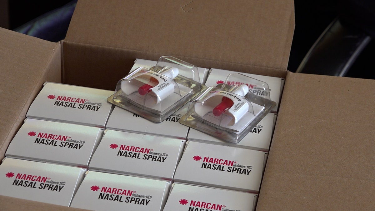 Narcan-Dosen sind in einem Karton verpackt