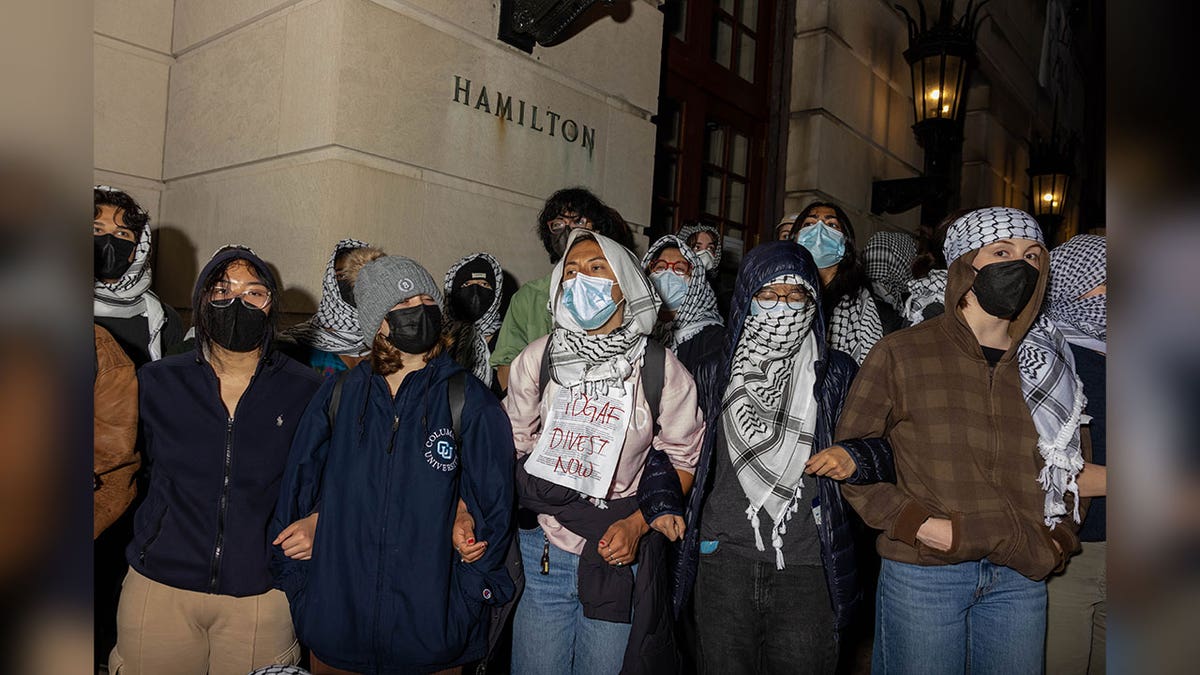 Demonstranten der Columbia University protestieren gemeinsam