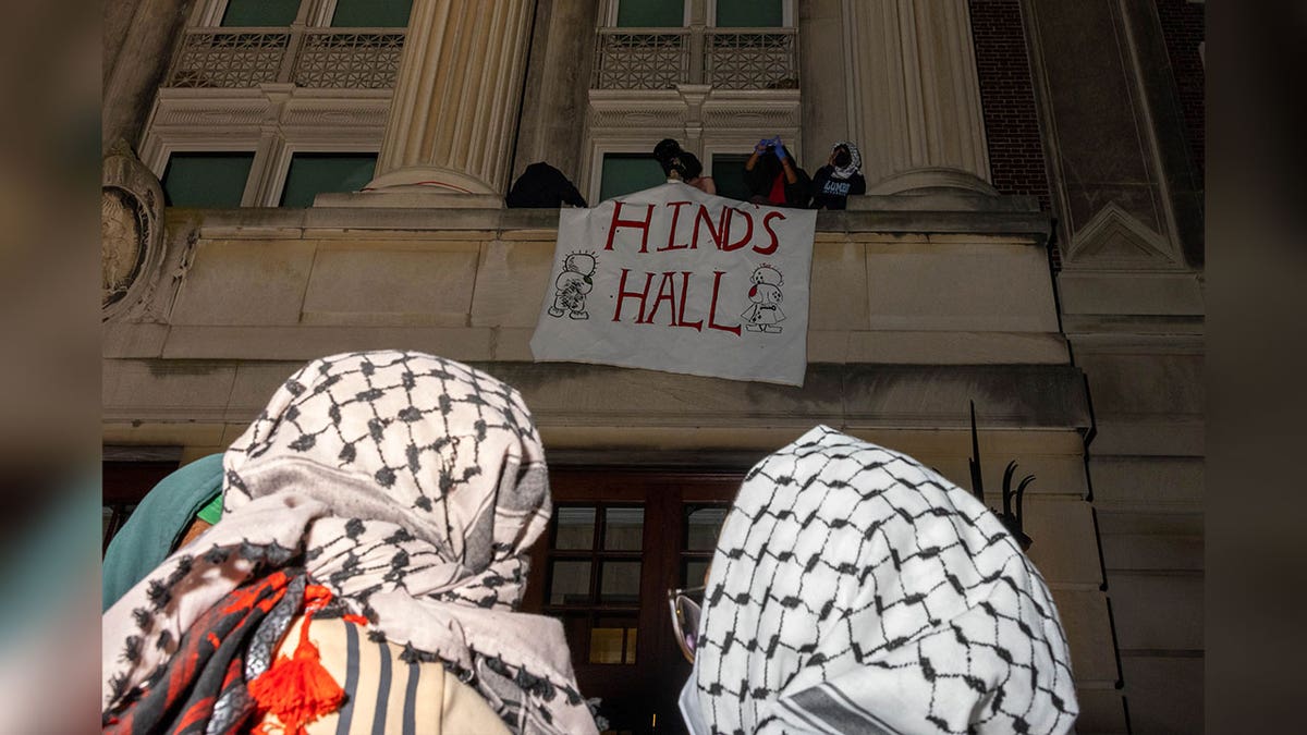 Zeichen anzeigen "Hinds Halle" Hängt während der Übernahme der Columbia University vor dem Gebäude