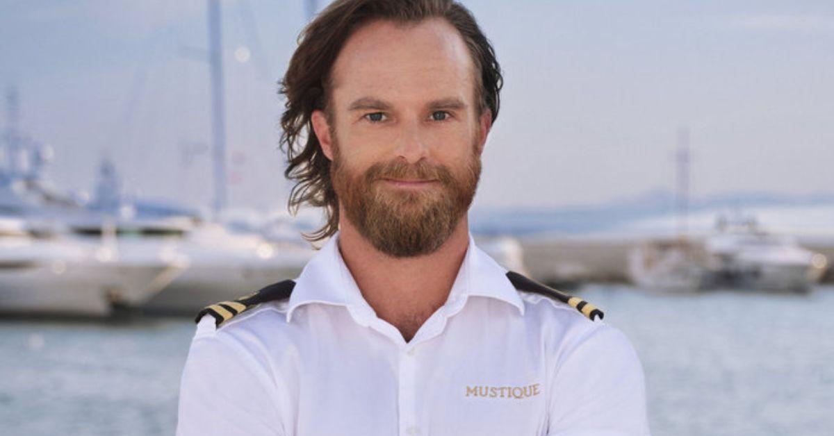 Bootsmann Iain Maclean lächelt für das Werbefoto der 9. Staffel