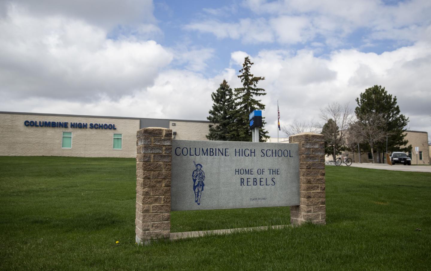 Am 17. April 2019 patrouillierte die Polizei vor der Columbine High School in Littleton, Colorado, wo 1999 die tödliche Schießerei an einer Schule stattfand.