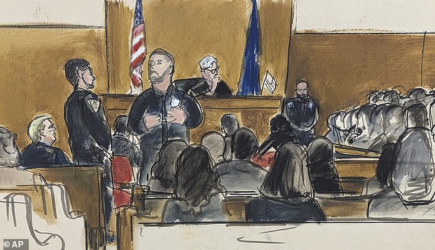 Der ganz links sitzende ehemalige Präsident Donald Trump sieht unter dem Vorsitz von Richter Juan Merchan zu, wie Mitglieder der Jury am Donnerstag vor dem Strafgericht in Manhattan Fragen aus dem Fragebogen der Jury beantworten