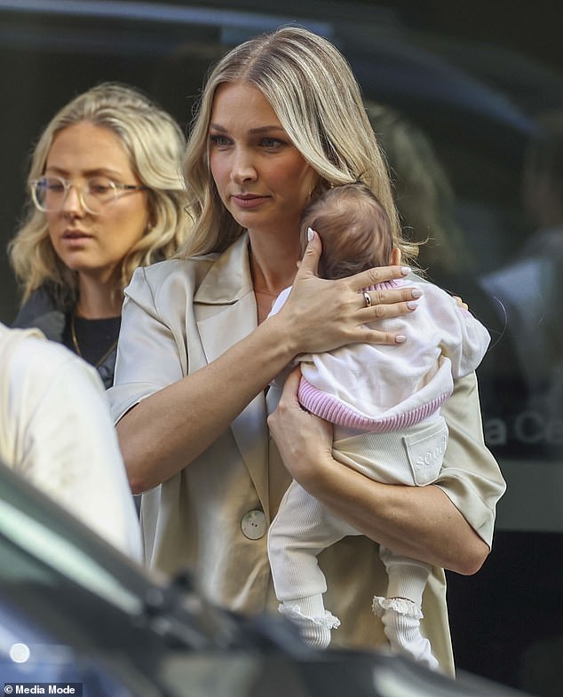 Anna Heinrich vom Bachelor sah am Montag wie eine liebevolle Mutter aus, als sie mit ihrer neugeborenen Tochter Ruby die Studios von Channel Seven in Sydney verließ