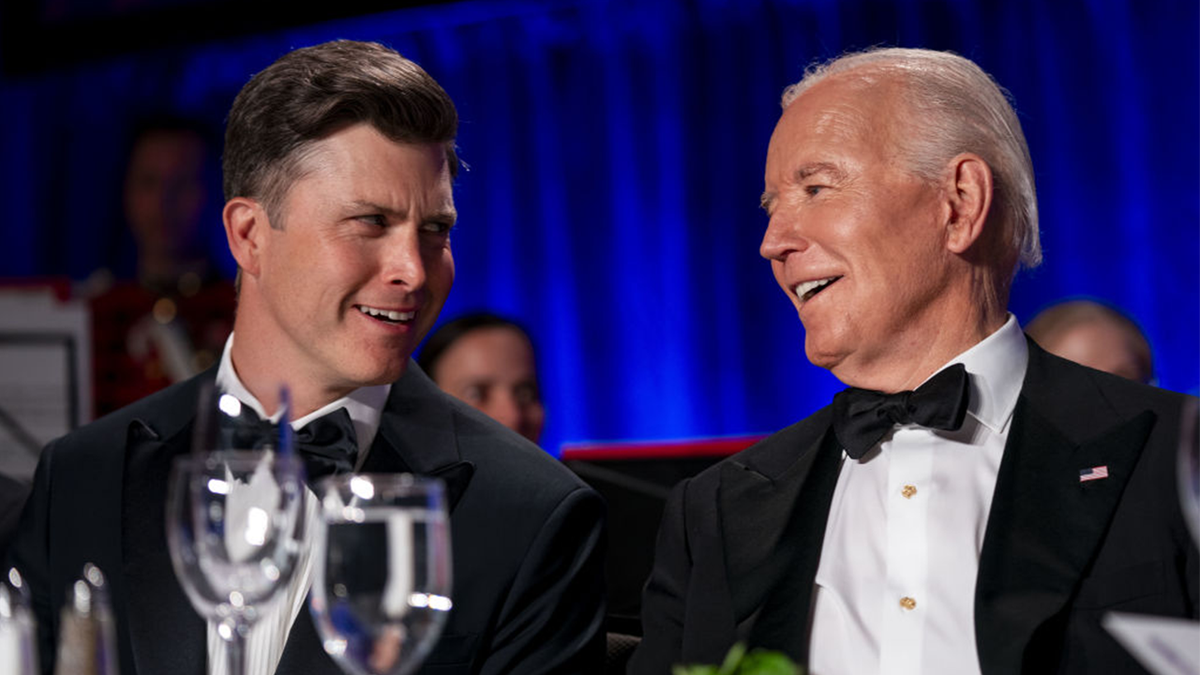 Präsident Joe Biden, rechts, mit dem Komiker Colin Jost, links, auf dem Podium beim Abendessen der Korrespondenten