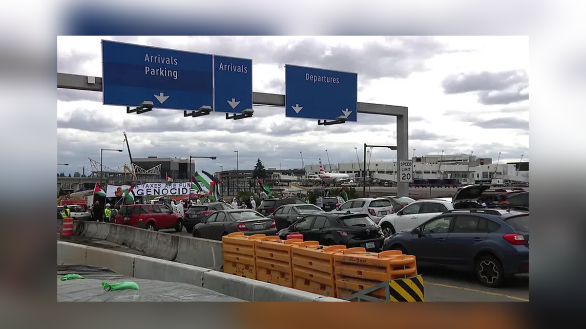 Demonstranten sperren den Verkehr zum Seattle-Tacoma Intl.  Flughafen
