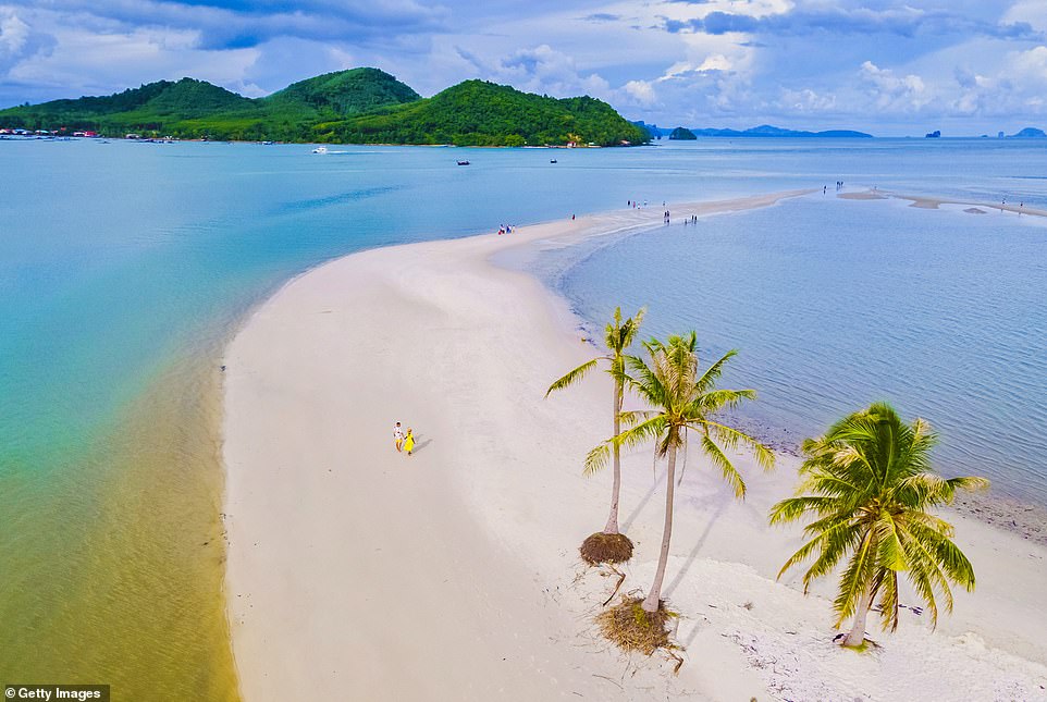 Genießen Sie es: Fiona McIntosh reist nach Koh Yao Yai, einer Insel an der Westküste Thailands in der Nähe von Phuket, die so unbekannt ist, dass selbst Festland-Thailänder noch nie davon gehört haben.  Oben abgebildet ist der „Showstopper“-Strand der Insel – Laem Haad