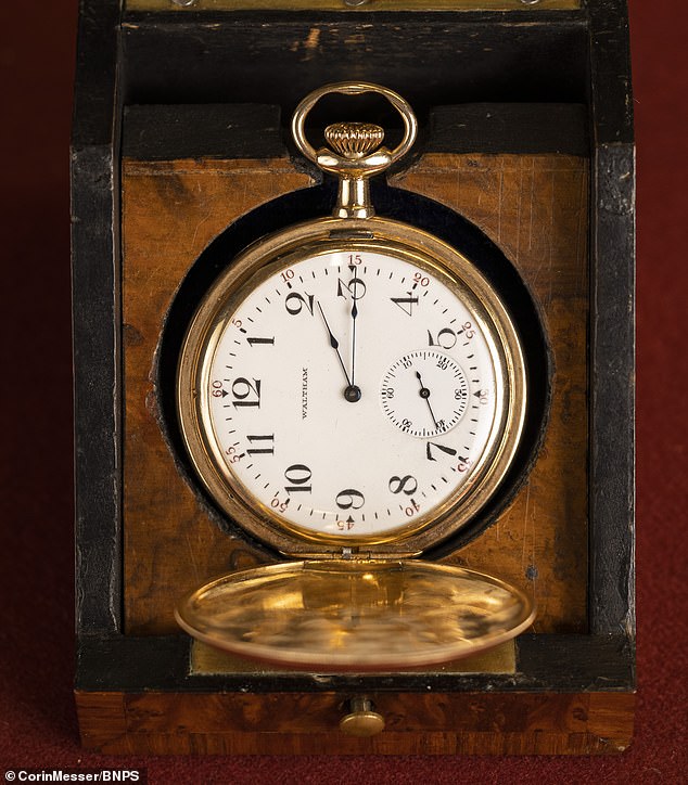 Benutzer haben den Verkauf der goldenen Taschenuhr (im Bild), die aus der Leiche des reichsten Mannes auf der Titanic geborgen wurde, kritisiert und hinzugefügt, dass sie in einem Museum ausgestellt werden sollte