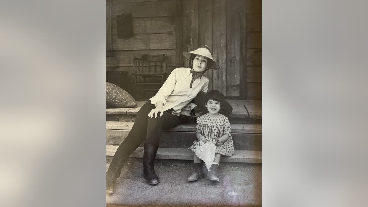 Ein altes Bild von Barbara Rush und ihrer Tochter, die auf einer Treppe sitzen.