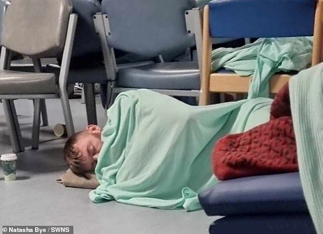 Steven Wells (im Bild schlafend auf dem Boden im William-Harvey-Krankenhaus in Ashford, Kent) musste 45 Stunden in der Notaufnahme warten, nachdem er anfing, Blut zu erbrechen, und musste auf dem Boden schlafen, während er auf seine Aufnahme wartete