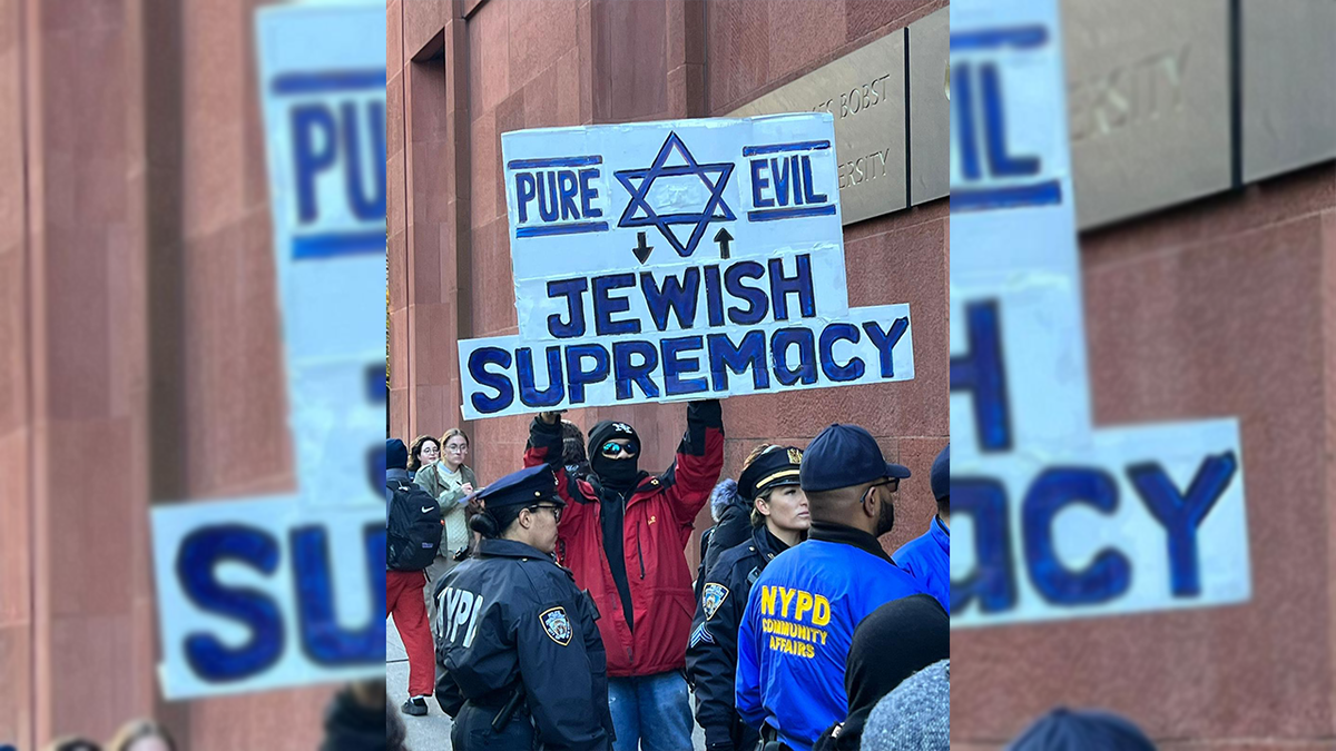 Demonstrant jüdische Vorherrschaft der NYU