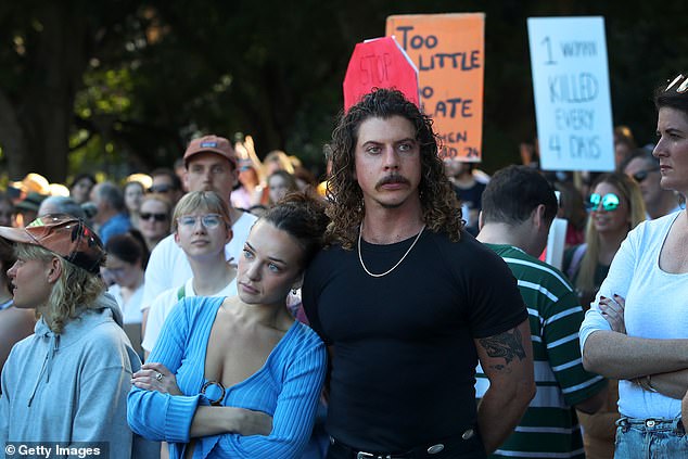 Abbie Chatfield und Adam Hyde wurden am Samstag bei den „No More“-Protesten in Sydney gesehen