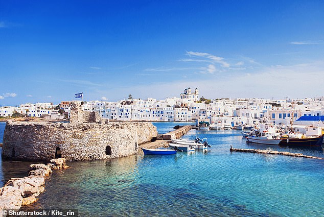Weiß und schön: Charlie Kitcat erkundet die griechische Insel Paros und lässt sich im Dorf Naoussa nieder (im Bild)