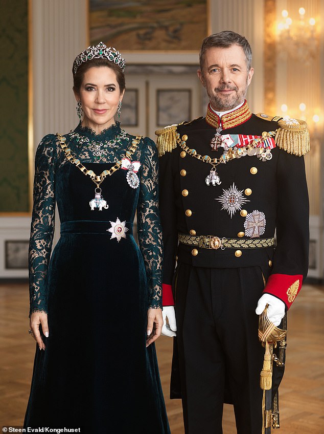 Der König und die Königin von Dänemark präsentierten sich beim ersten offiziellen Galaporträt elegant (im Bild)