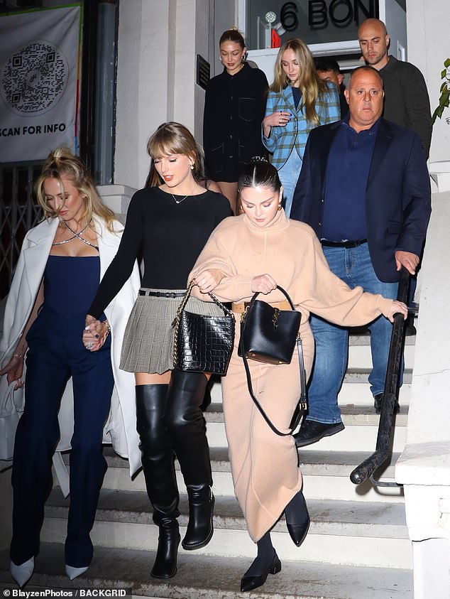 Swift schien Mahomes sogar in ihre hocherlesene Gruppe von Freundinnen aufgenommen zu haben, als sie im November bei einem Abend mit Selena Gomez und Sophie Turner abgebildet waren.