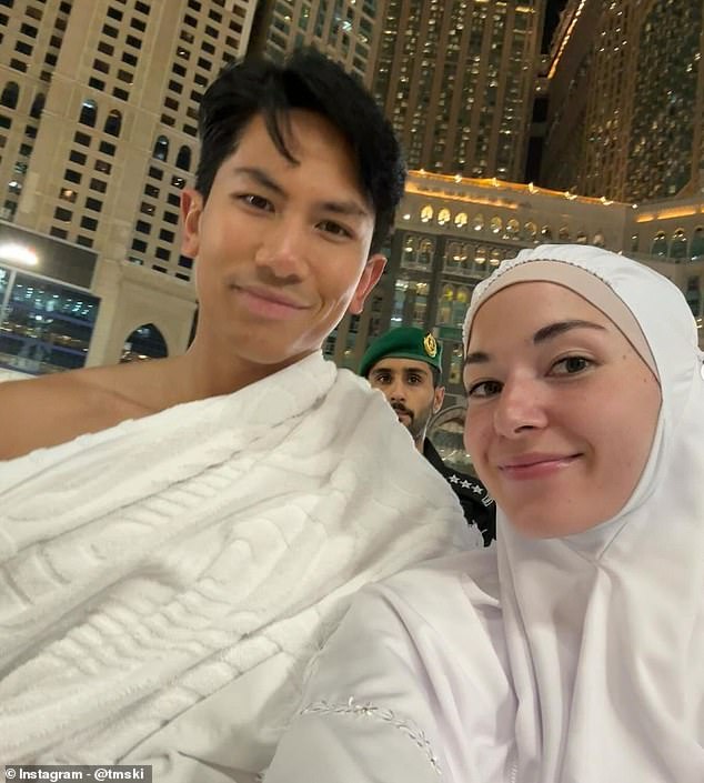 Prinz Abdul Mateen von Brunei und seine Frau Anisha Rosnah haben ein Selfie gepostet, auf dem sie weiße Gewänder tragen, die als Ihram-Kleidung bekannt sind.  Alle Pilger müssen diese Gewänder zu bestimmten Zeitpunkten während der Umrah tragen