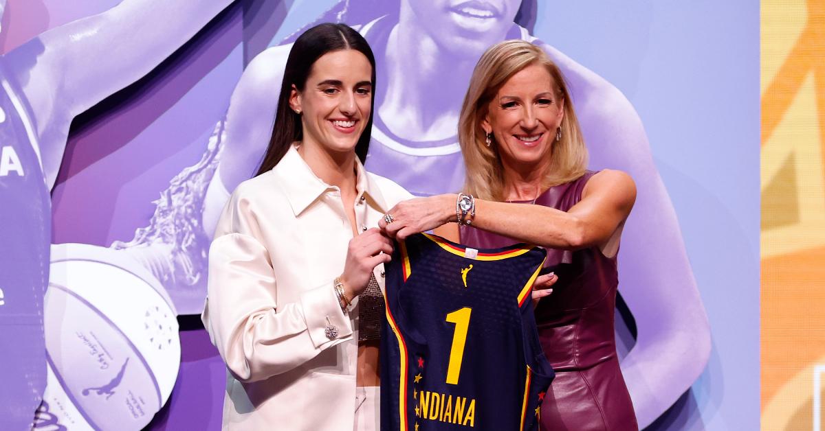 Caitlin Clark und WNBA-Kommissarin Cathy Engelbert beim WNBA Draft 2024