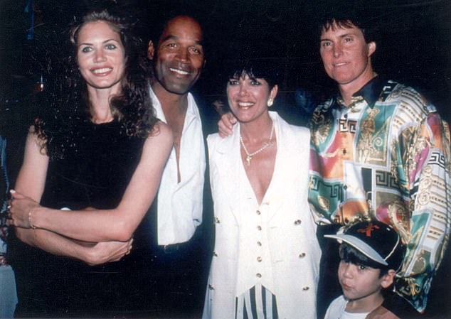 OJ Simpson, Kris Jenner und Bruce Jenner, wie sie damals genannt wurde, sind mit Simpsons ehemaliger Freundin Paula Barbieri und einem jungen Robert Kardashian vor den Morden an Nicole Brown und Ron Goldman abgebildet