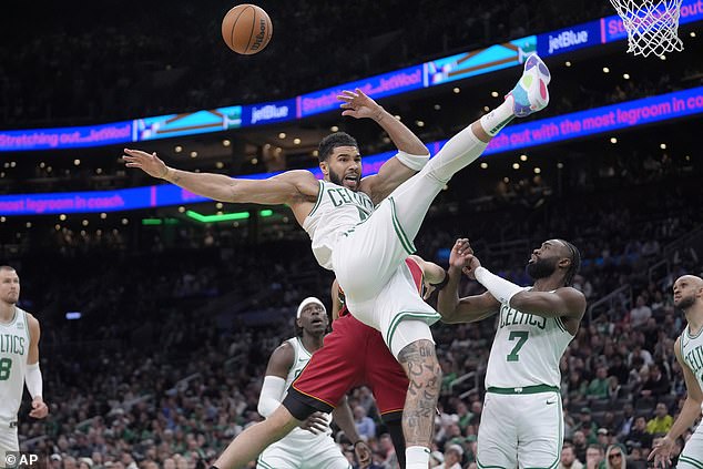 Miami Heat-Stürmer Caleb Martin, hinter der Mitte, foult den Boston Celtics-Stürmer Jayson Tatum
