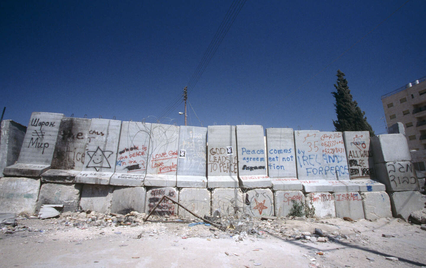 Eine Mauer, die Israel und das Westjordanland trennt.